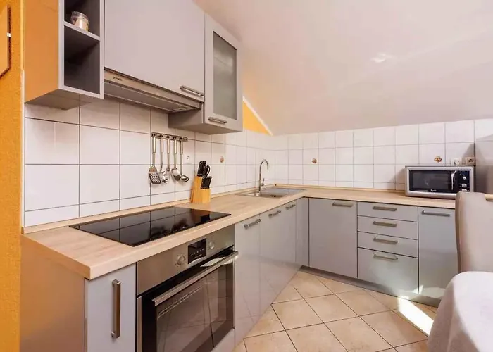 Apartment In 39041 Dramalj